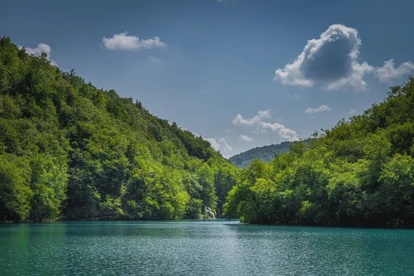 Lago Color Turquesa Pequeña Cascada Con Bosque Verde Las Colinas —  Fotos de Stock