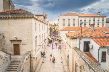 Zadar, Hırvatistan, Temmuz 2019 Eski Romen mimarisi ile eski Zaton kasabasının güzel ve dar sokaklarını ziyaret eden turistleri konu alıyor