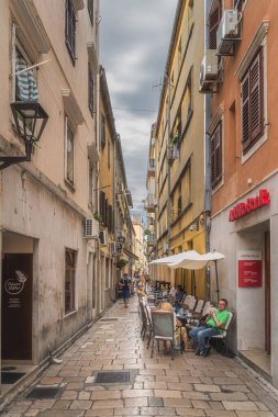 Zadar, Hırvatistan, Temmuz 2019 Eski kentin dar sokaklarındaki açık hava restoranlarında dinlenen turistler