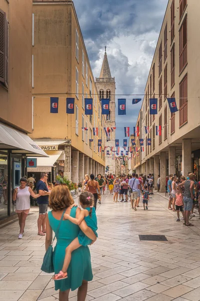 Zadar Croácia Julho 2019 Turistas Que Visitam Belas Ruas Cidade — Fotografia de Stock