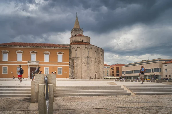 Zadar Croacia Julio 2019 Los Turistas Que Visitan Una Iglesia — Foto de Stock