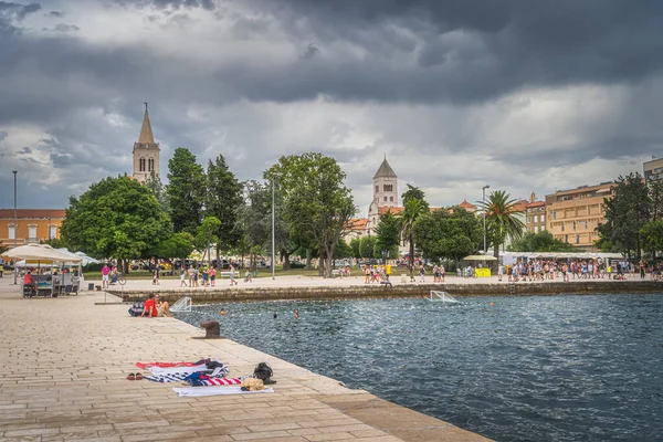 Zadar Croacia Julio 2019 Multitud Turistas Caminando Relajándose Costa Del — Foto de Stock