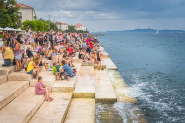 Zadar, Hırvatistan, Temmuz 2019 Kalabalık Deniz Organı, Morske Orgulje, deniz dalgaları ve tüpler yoluyla müzik çalan ses sanatsal nesneleri dinliyor