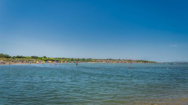 Uzun ve kumlu Kraljicina plajı, dinlenen ve güneşlenen turistler. Hırvatistan 'ın Nin kenti yakınlarındaki Adriyatik Denizi kıyısı