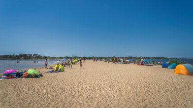 Nin, Hırvatistan, Temmuz 2019 Nin Körfezi ve Adriyatik Denizi arasındaki uzun Zdrijac plajında dinlenen ve güneşlenen turistler