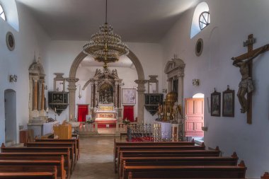 Süslü sunağı olan küçük Aziz Anselmo Kilisesi, Nin