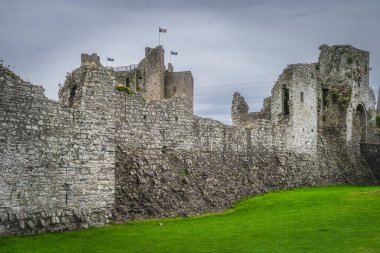 12. yüzyıldan kalma Trim Kalesi 'nin yıkılmış duvarları ve tahkimatları. Trim köyü, Meath ilçesi, İrlanda' da karanlık, kasvetli gökyüzü.