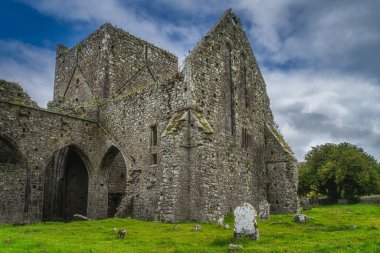 Mezar taşları, mezarlık ve terk edilmiş eski Hore Abbey kalıntıları.