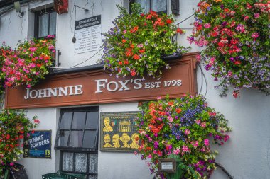 Johnnie Foxs tabelasına yakın çekim. Bar ve restoran 1798 'de kuruldu.