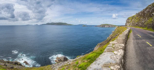ディングル半島 ワイルド アトランティック ウェイ ケリー アイルランドの小さな島の群島と崖の端に狭い曲がりくねった道と大きなパノラマ — ストック写真