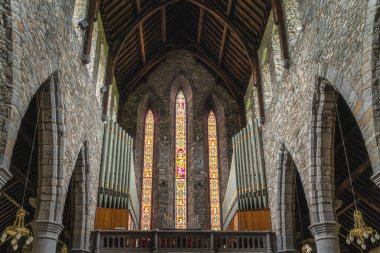 Killarney, İrlanda, Ağustos 2019 İçişleri, St. Marys Katedrali 'nde boru organları ve boyalı camlar