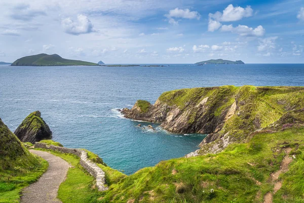 通往敦昆码头的道路 四周环绕着蓝绿色的大西洋和高高的悬崖 丁格尔 狂野的大西洋路 爱尔兰 — 图库照片