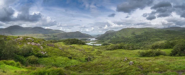 Großes Panorama mit irischem Aussichtspunkt, Ladies View, Killarney — Stockfoto