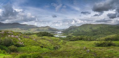 İrlanda ikonik bakış açısına sahip geniş bir manzara, Killarney Leydileri ve Gölleri, yeşil vadi, orman ve dağlar, Kerry Rink, İrlanda