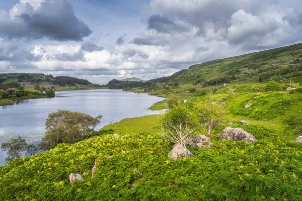 Lake, Looscaunagh Lough, umgeben von Hügeln von Molls Gap — Stockfoto