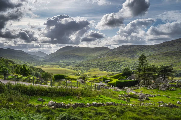 Schöne Molls Gap mit Owenreagh River Valley, MacGillycuddys Reeks Berge und Schaffarmen — Stockfoto