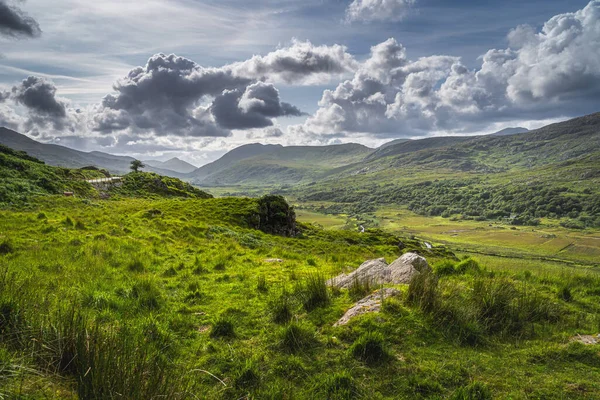 Schöne Molls Gap mit Owenreagh River Valley, MacGillycuddys Reeks Berge — Stockfoto