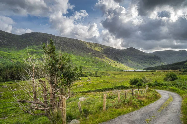 Kurvenreiche Landstraße, die durch das Black Valley führt, Ring of Kerry — Stockfoto