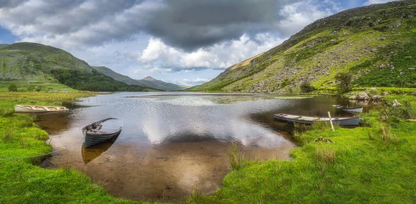 Versenkte und untergetauchte Tretboote im Lough Gummeenduff mit Blick auf das schöne Schwarze Tal — Stockfoto