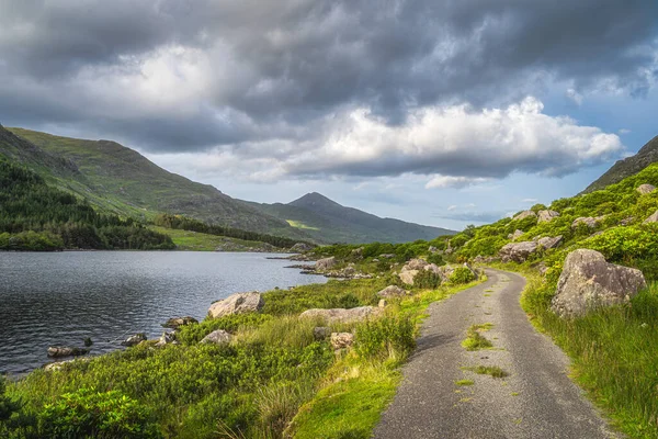 Kronkelende Landweg Die Door Black Valley Loopt Tussen Meer Rotsachtige — Stockfoto