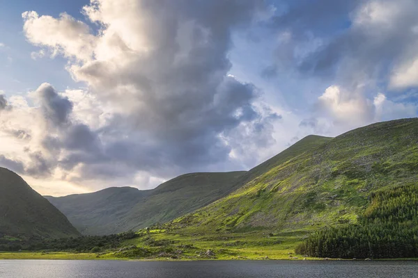 Gummeenduff See Und Felsige Hügel Der Macgillycuddys Reeks Berge Licht — Stockfoto