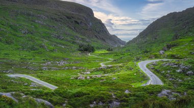 Dunloe ve Black Valley geçidinde uzanan dolambaçlı dar yolu olan güzel manzara, MacGillycuddys Reeks dağları, Kerry Halkası, İrlanda