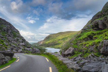 Göl ve yeşil tepeler, Kara Vadi, MacGillycuddys Reeks dağları, Kerry Halkası, İrlanda