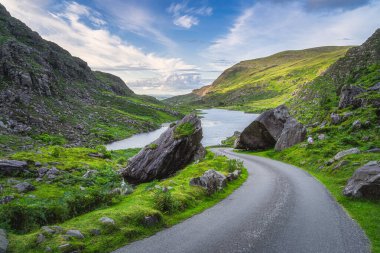 Dunloe Gap, Black Valley, MacGillycuddys Reeks dağları, Kerry Halkası, İrlanda 'daki iki yarımlık kayanın arasına giden virajlı yol.