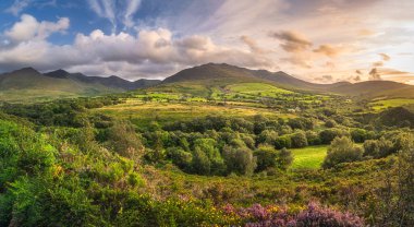 Carrauntoohil dağının eteklerinde güzel gün batımlı, dramatik gökyüzü, MacGillycuddys Reeks dağları, Kerry Halkası, İrlanda