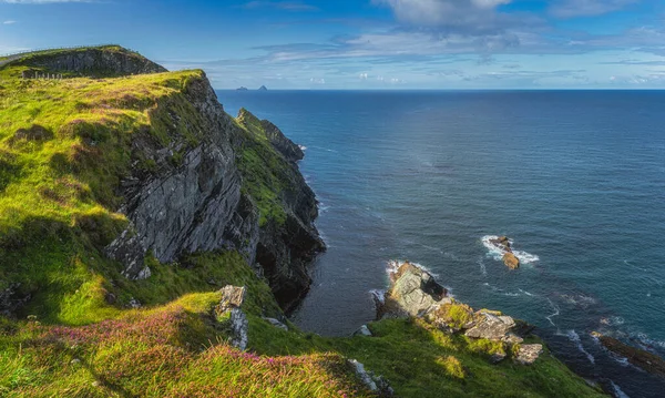 Beautiful Kerry Cliffs View Skellig Michael Little Skellig Islands Far — Stock Photo, Image