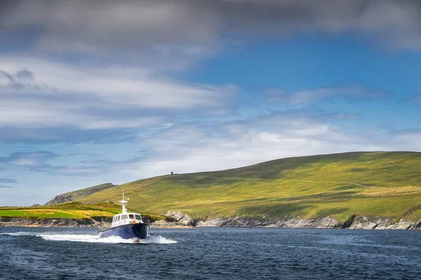 Turisti che navigano per visitare l'isola di Skellig Michael dove sono state girate le Guerre Stellari — Foto Stock