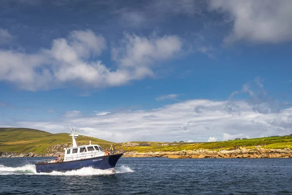 Gruppo di turisti che navigano su una barca per visitare l'isola di Skellig Michael dove sono state girate le Guerre Stellari — Foto Stock