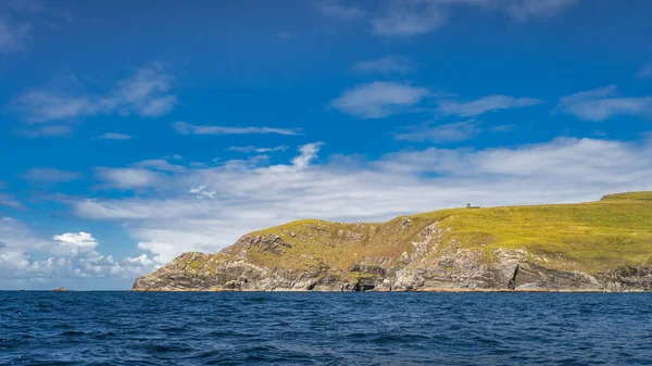 Bray Head litoral visto de Kerry Cliffs e águas azuis do Oceano Atlântico — Fotografia de Stock