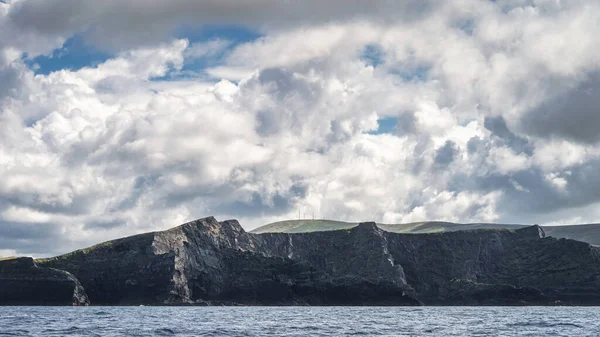 Vysoké Kerry útesy s dramatickou oblohou, vidět z lodi na Atlantském oceánu — Stock fotografie