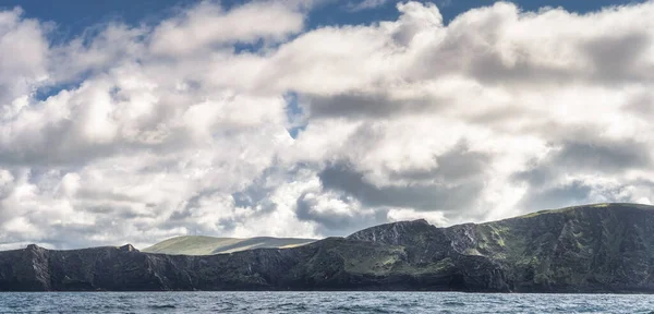 Panorama med irländsk kust, Kerry Cliffs, sett utifrån båt på Atlanten — Stockfoto