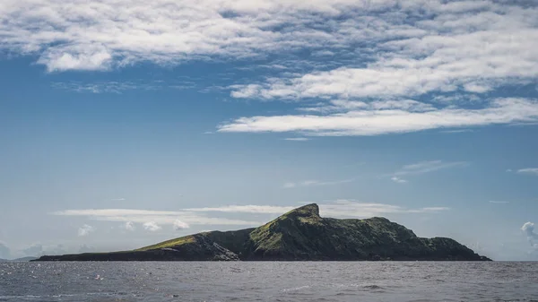 Liten stenig ö med irländsk kust nära Kerry Cliffs, sett från båt på Atlanten — Stockfoto