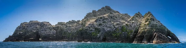 Велика панорама з цілим островом Малий Скелліг є природним середовищем існування Ганне. — стокове фото