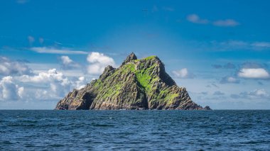 Yıldız Savaşları 'nın çekildiği Skellig Michael Adası' nın güzel kayaları, İrlanda 'nın Kerry Halkası, UNESCO Dünya Mirası' nın çekildiği yerde keşişler inzivaya çekildi.