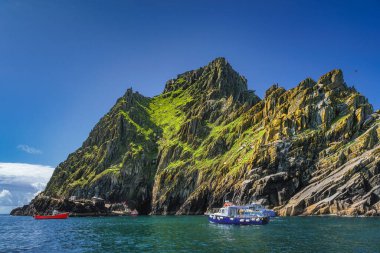 Yıldız Savaşları 'nın çekildiği Skellig Michael adasına yanaşan turist dolu tekneler, UNESCO Dünya Mirası, Kerry Halkası, İrlanda