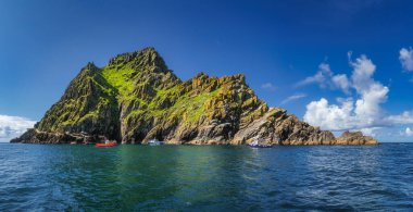 Yıldız Savaşları 'nın çekildiği Skellig Michael adasına yanaşan tekneli büyük bir panorama, UNESCO Dünya Mirası, Kerry Halkası, İrlanda