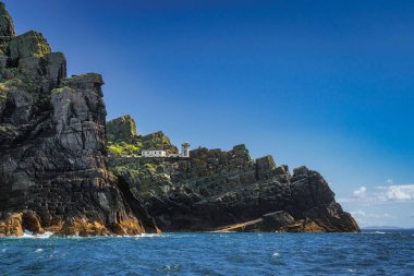 Atlantik Okyanusu ile çevrili Skellig Michael adasındaki Skellig Deniz Feneri