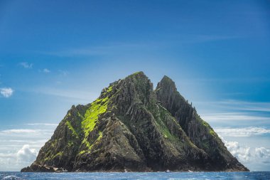 Skellig Michael Adası 'nın ikiz tepelerinde St. Fionans Manastırı tepede.