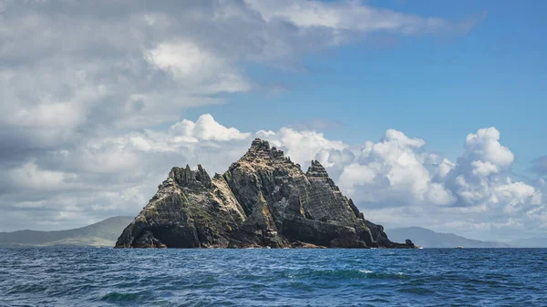 Vacker liten Skellig ö, livsmiljö för sjöfåglar Gannets med irländsk kust i bakgrunden — Stockfoto