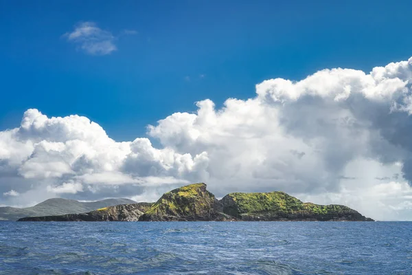 Vacker, grov irländsk kustlinje, Kerry Cliffs, sett utifrån båt på Atlanten — Stockfoto