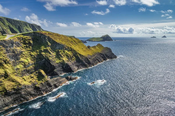 Höga Kerry Cliffs och utsikt över silhuetten av Skellig Michael ön i ett avstånd — Stockfoto