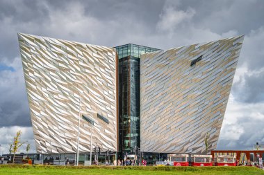 Titanik Müzesi 'nin görkemli binasının önü, Belfast şehrindeki Titanic Quarter' da.