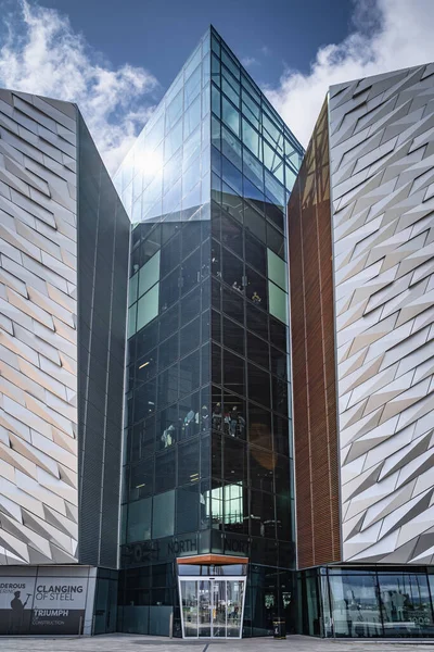 Titanik Müzesi 'nin arka girişinde, Belfast şehrinin Titanik Mahallesi' nde. — Stok fotoğraf