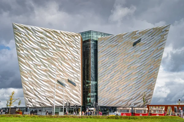 Titanik Müzesi 'nin görkemli binasının önü, Belfast şehrindeki Titanic Quarter' da. — Stok fotoğraf
