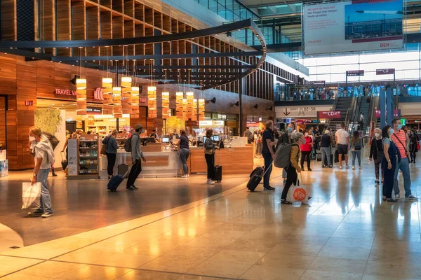 Berlin, Almanya 8 Ağustos 2021 Havalimanı bugün modern hava yolculuğunun canlı enerjisini yansıtan çeşitli gezginler, hareketli dükkanlar ve tesislerle dolu.