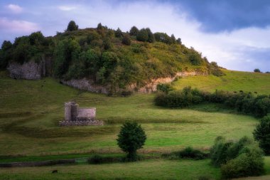 Sessiz kırsal kalıntılar. Canlı tarlaların ortasındaki antik kilisenin sakin kırsal manzarası. Issız taş Fore Chapel kalıntıları sakin yeşil tepeler ve yumuşak ışıklandırmalı çayırlar, İrlanda
